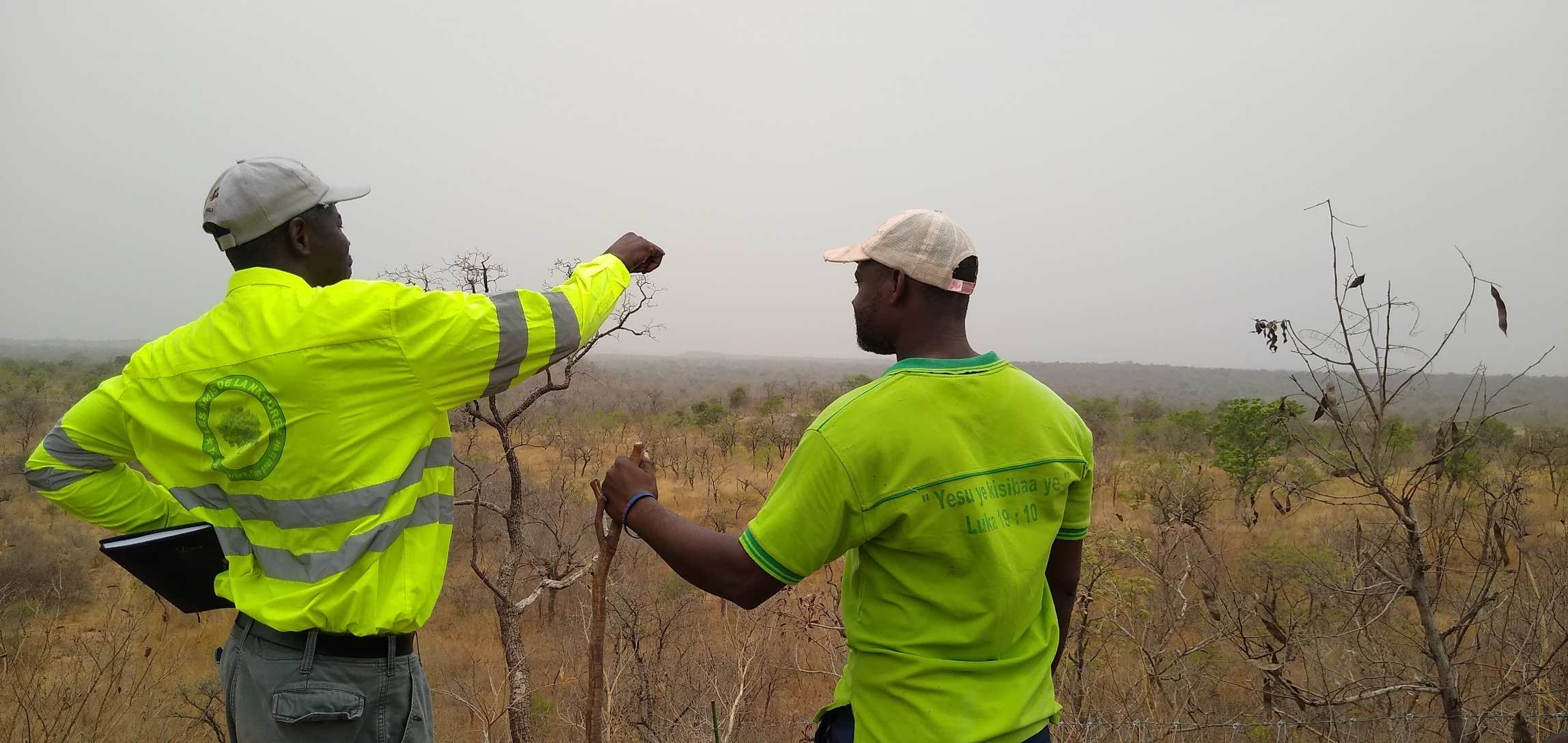 Paul und Etienne blicken über das Beersheba-Gelände